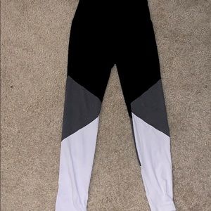 Adorable leggings!🤍👀